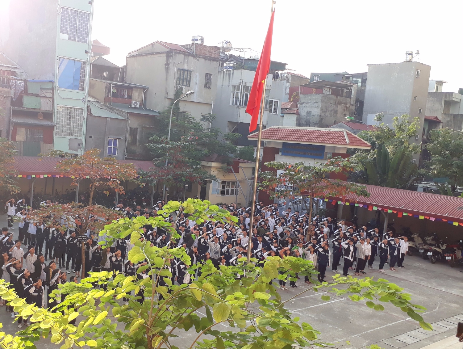 Giờ chào cờ đầu tuần của học sinh trường THCS Tô Vĩnh Diện