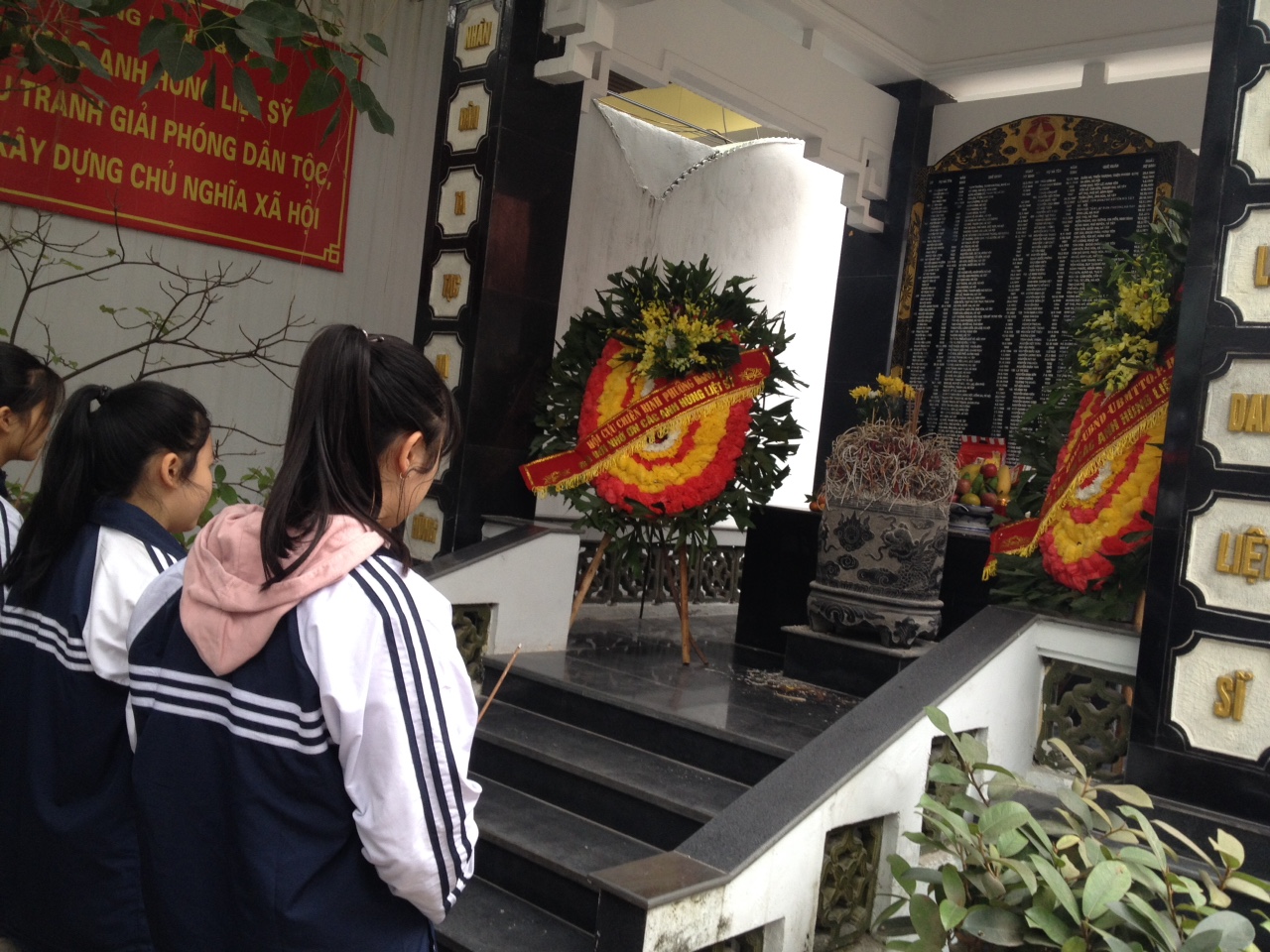 Lễ dâng hương tưởng niệm các anh hùng liệt sĩ tại nhà tưởng niệm các anh hùng liệt sĩ phường Hàng Bột